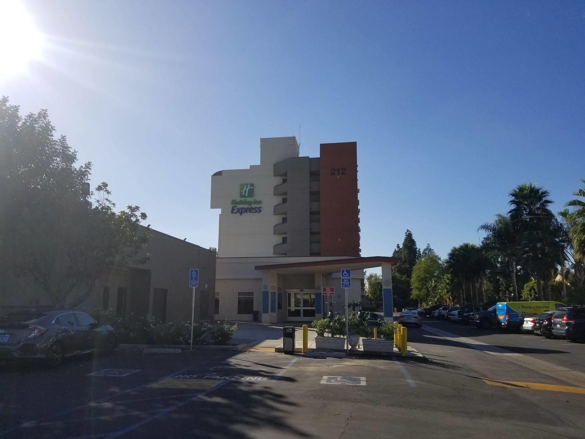 Holiday Inn Express Fullerton-Anaheim, An Ihg Hotel Exterior photo